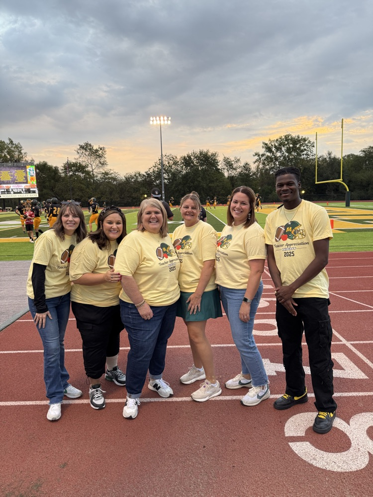 Shout out to Coach Webb for organizing Teacher Appreciation Night at the Hound Pound! EFE teachers were proud to be a part of this heartfelt recognition. 💚🤍💛