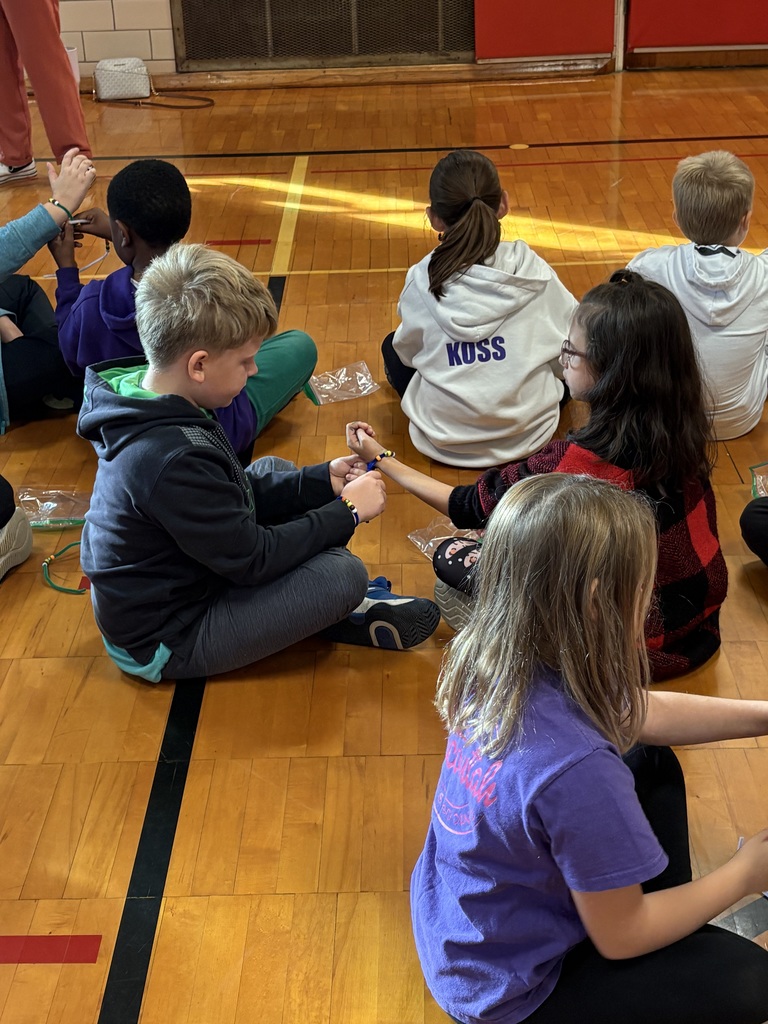 Students working together 