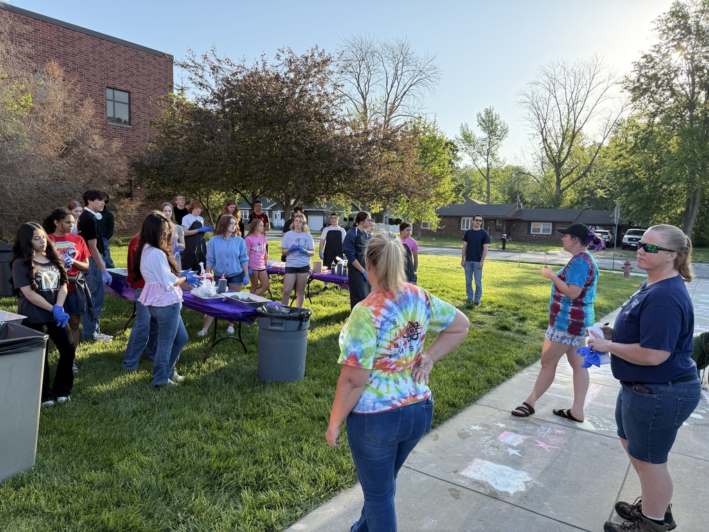 Teachers provide instruction on how to perform tie dye.