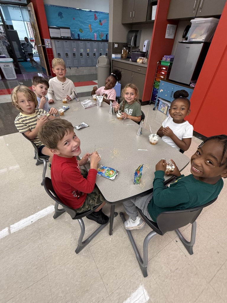 Wrapping up our favorite apple unit with a sweet treat! 🍎✨ Apple pie in a cup, kindergarten style! 