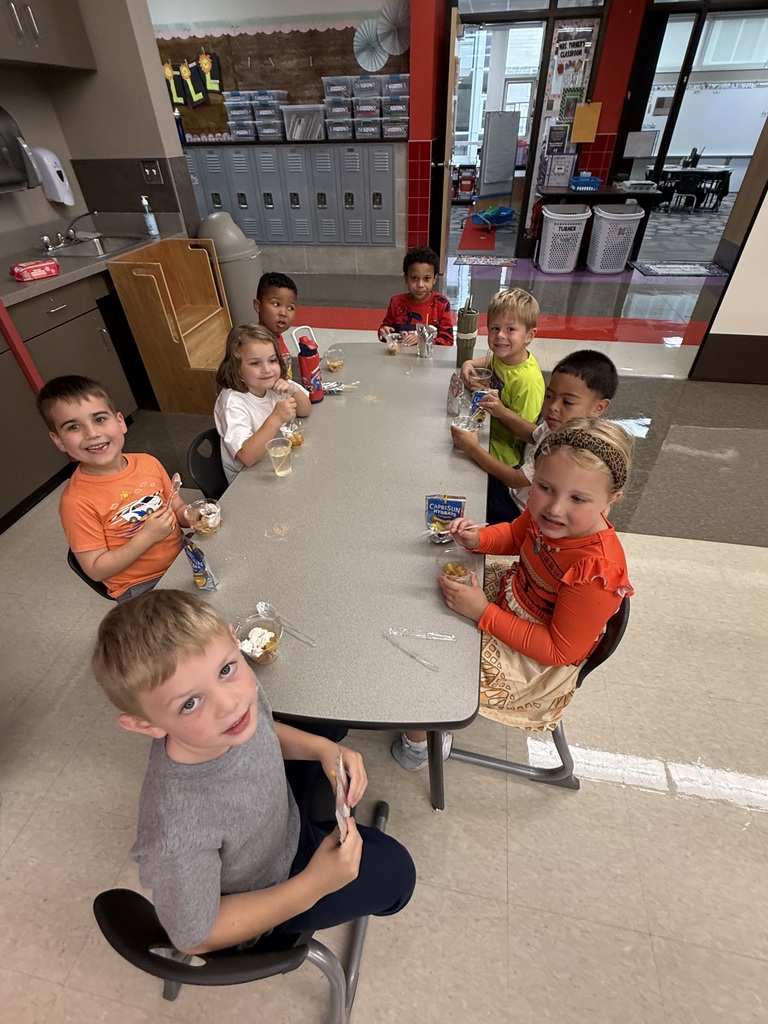 Wrapping up our favorite apple unit with a sweet treat! 🍎✨ Apple pie in a cup, kindergarten style! 