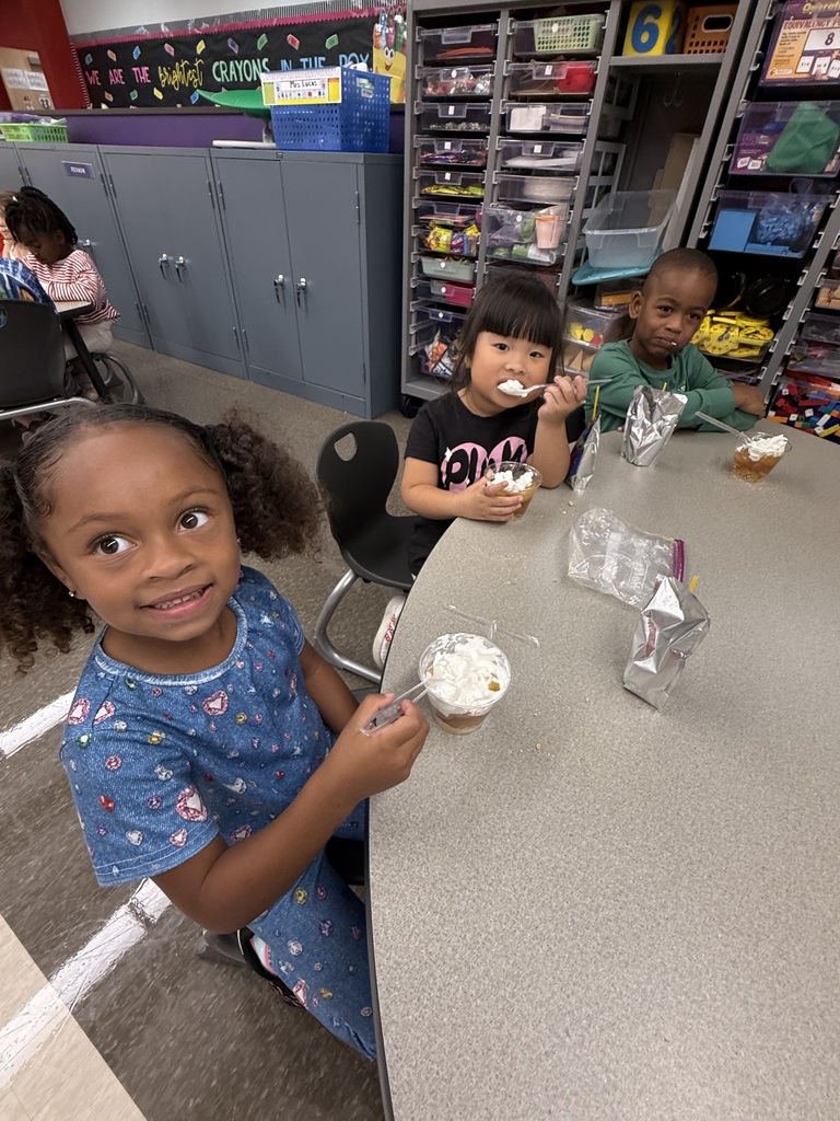 Wrapping up our favorite apple unit with a sweet treat! 🍎✨ Apple pie in a cup, kindergarten style! 