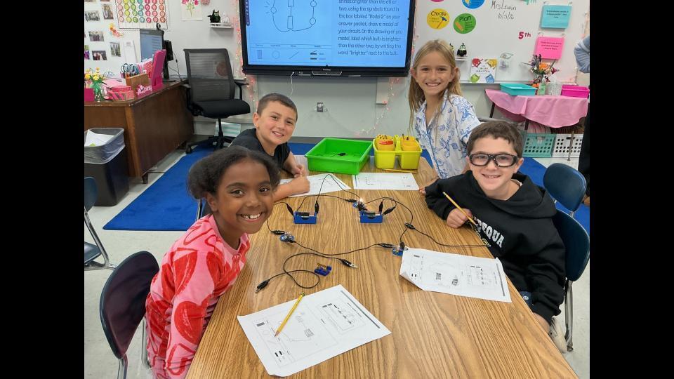 Students work on building electrical circuits in 4th grade STEAM