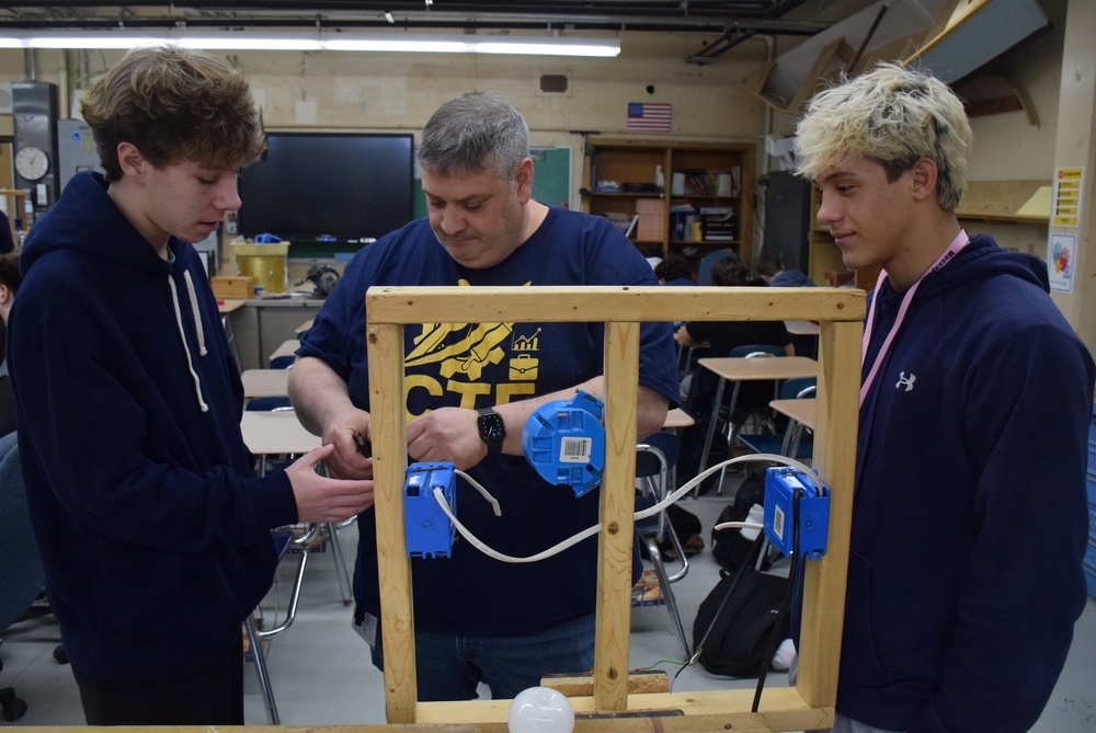 MHS students in technology class