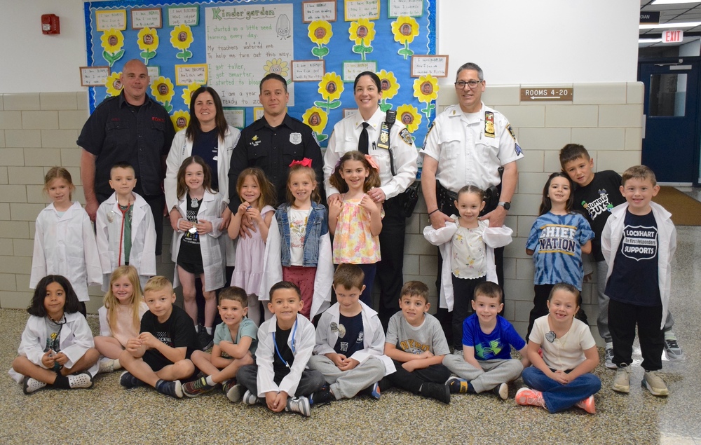 Lockhart students with First Repsonders