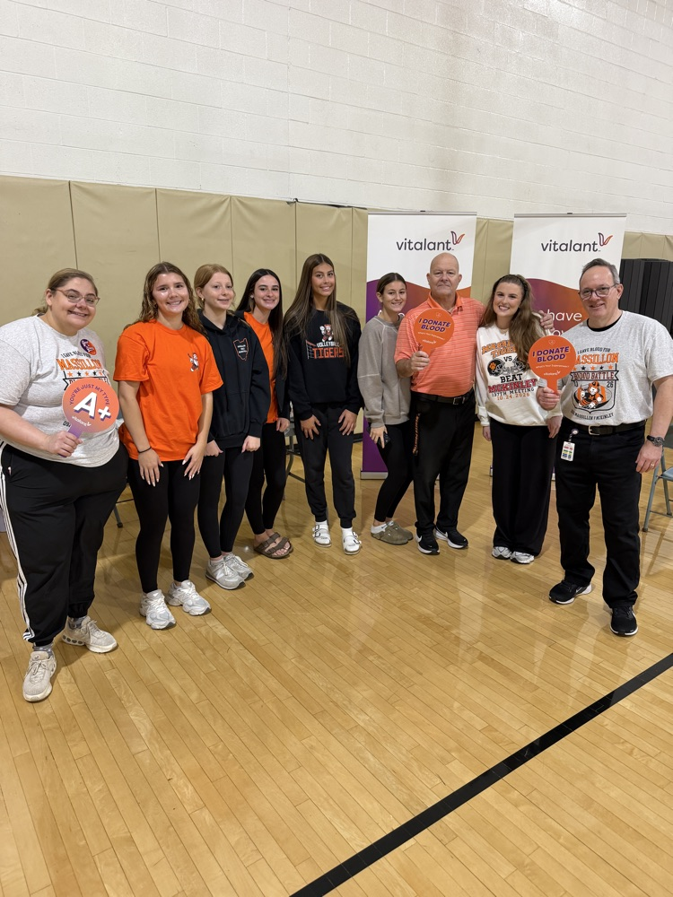 students at the blood drive