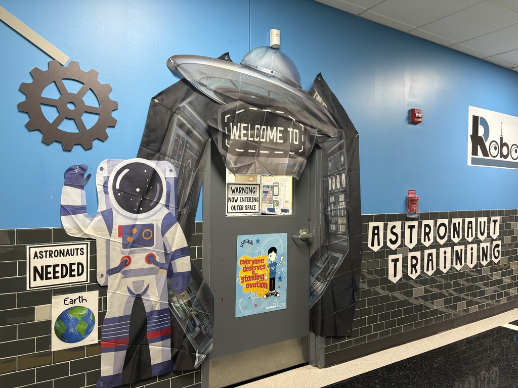 302 traveled to space to celebrate reading the book, Wonder as well as finishing Wit and Wisdom’s Module 2 space unit. Students wrote thank you cards to people who are not often thanked around school, as well as solved word problems at each planet!