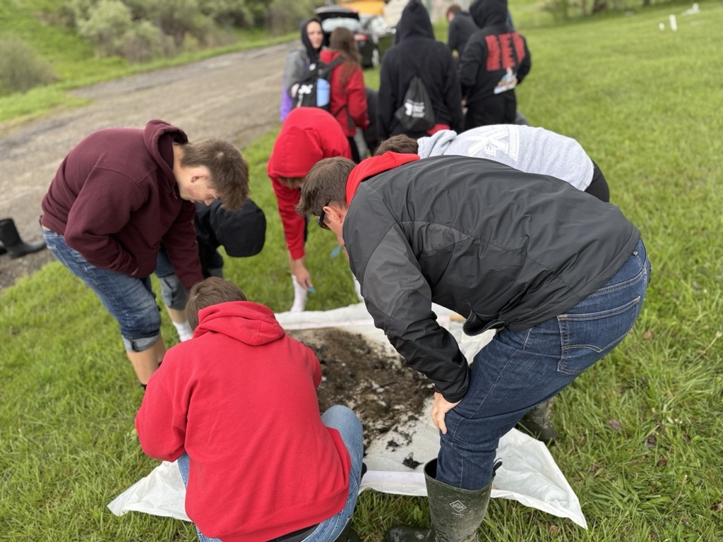 Mathews Biology Students Conduct Stream Study