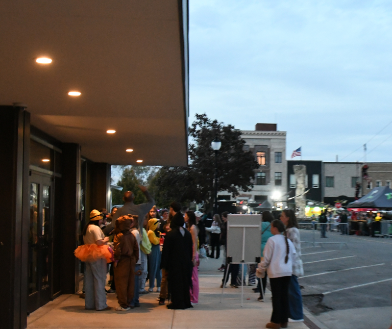 Line to the LIFT haunted House Tower of Terror