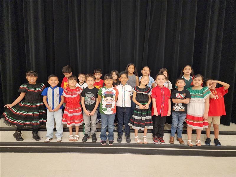 Kids posing for 16 de septiembre.