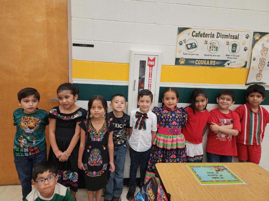 Students posing for 16 de septiembre.