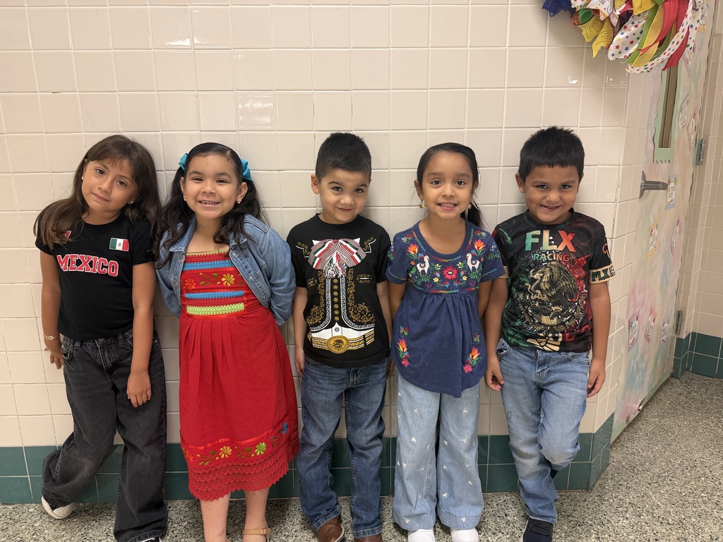 Students posing for 16 de septiembre.