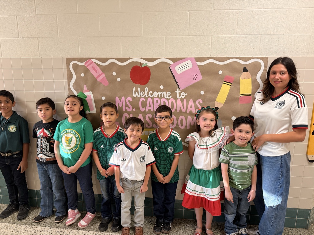 Students posing for 16 de septiembre.