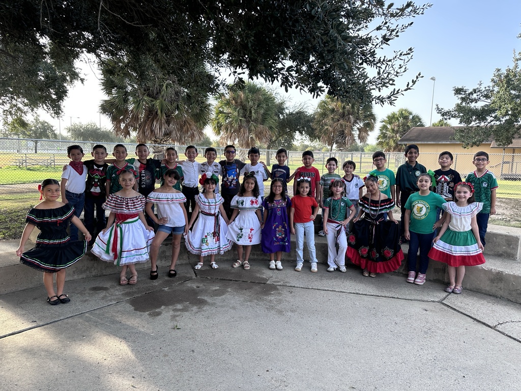 Students posing for 16 de septiembre.