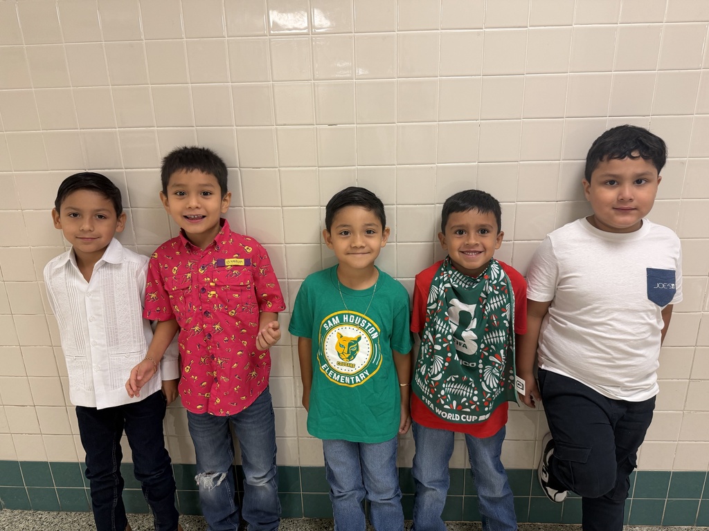 Students posing for 16 de septiembre.