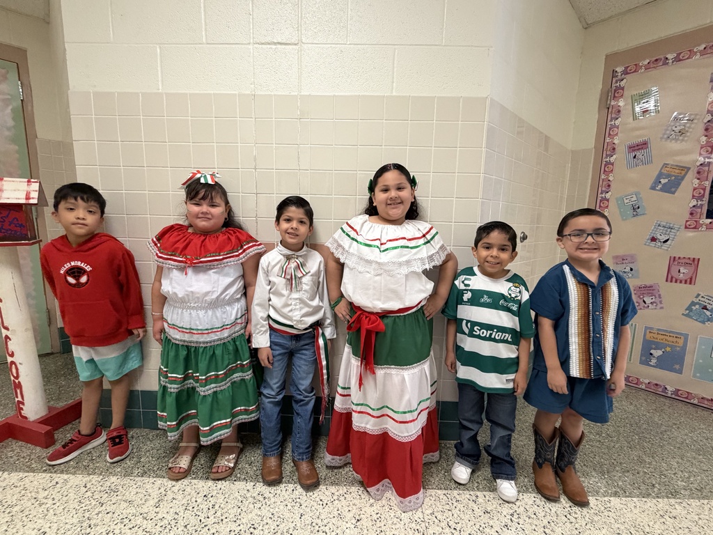 Students posing for 16 de septiembre.