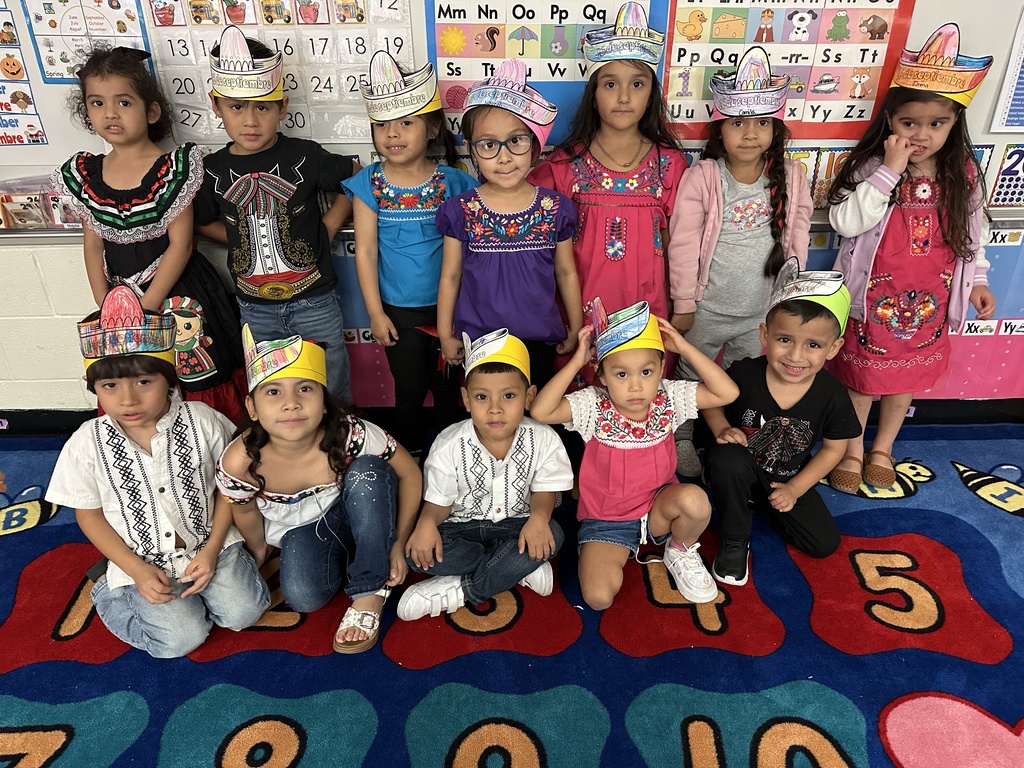 Students posing for 16 de septiembre.