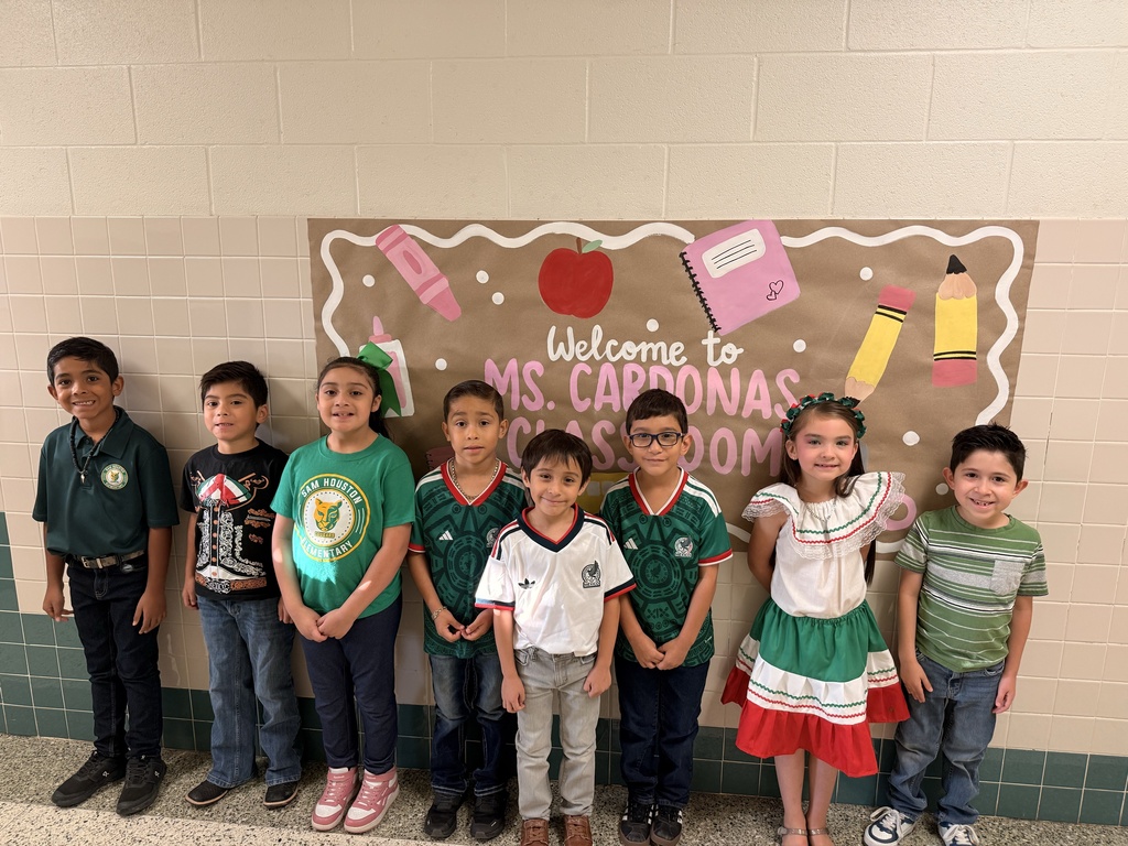 Students posing for 16 de septiembre.