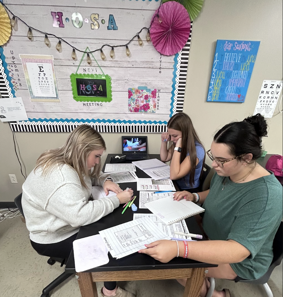 Last week, students in Mrs. Heisner’s Medical Terminology class explored different ways to take notes while learning about the human body!