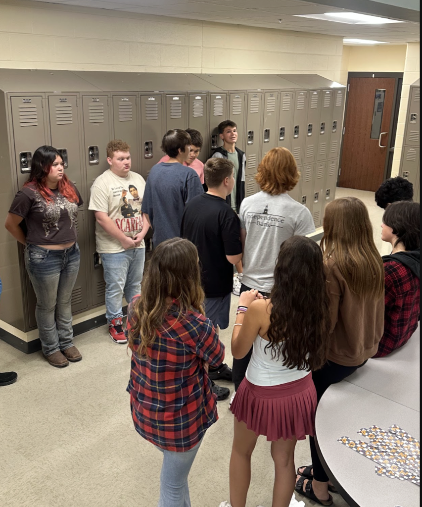 Learning Spanish from A to Z! Mrs. Reside’s Spanish I students have been learning the Spanish alphabet. After practicing the letters and their pronunciation, they took their practice to the next level by spelling out the letters in human form! It’s a fun, hands-on way to reinforce pronunciation, letter recognition, and teamwork while bringing Spanish to life in the classroom. ¡Buen trabajo, Mustangs!