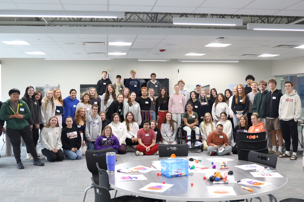 Large group photo of all the students posing together 