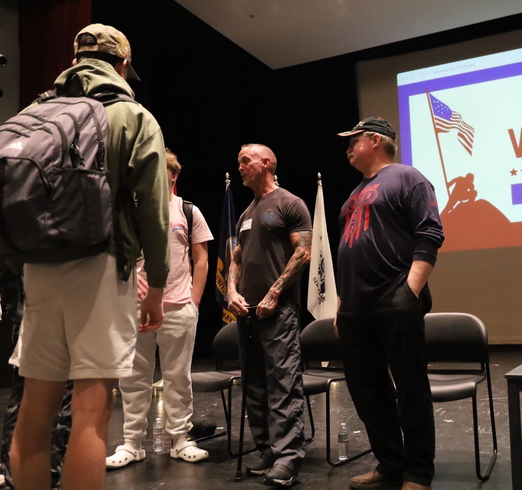 Student talking to veterans