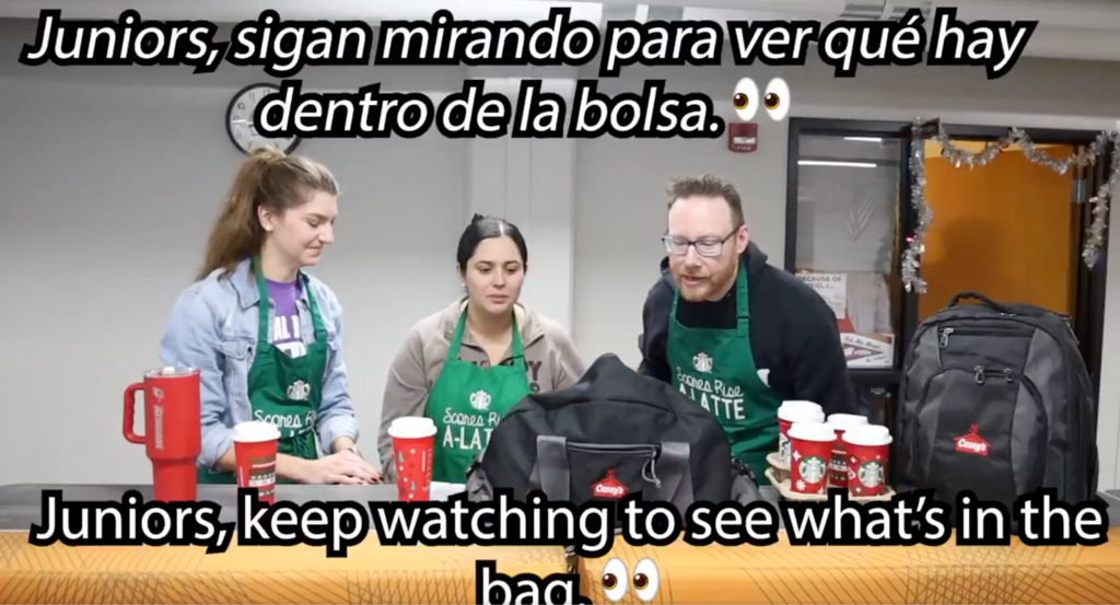 Juniors, sigan mirando para ver que hay dentro de la bolso. Juniors, keep watching to see what's in the bag.