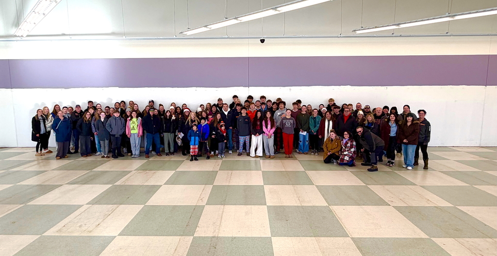 Large group photo of everyone who participated in delivering gifts 