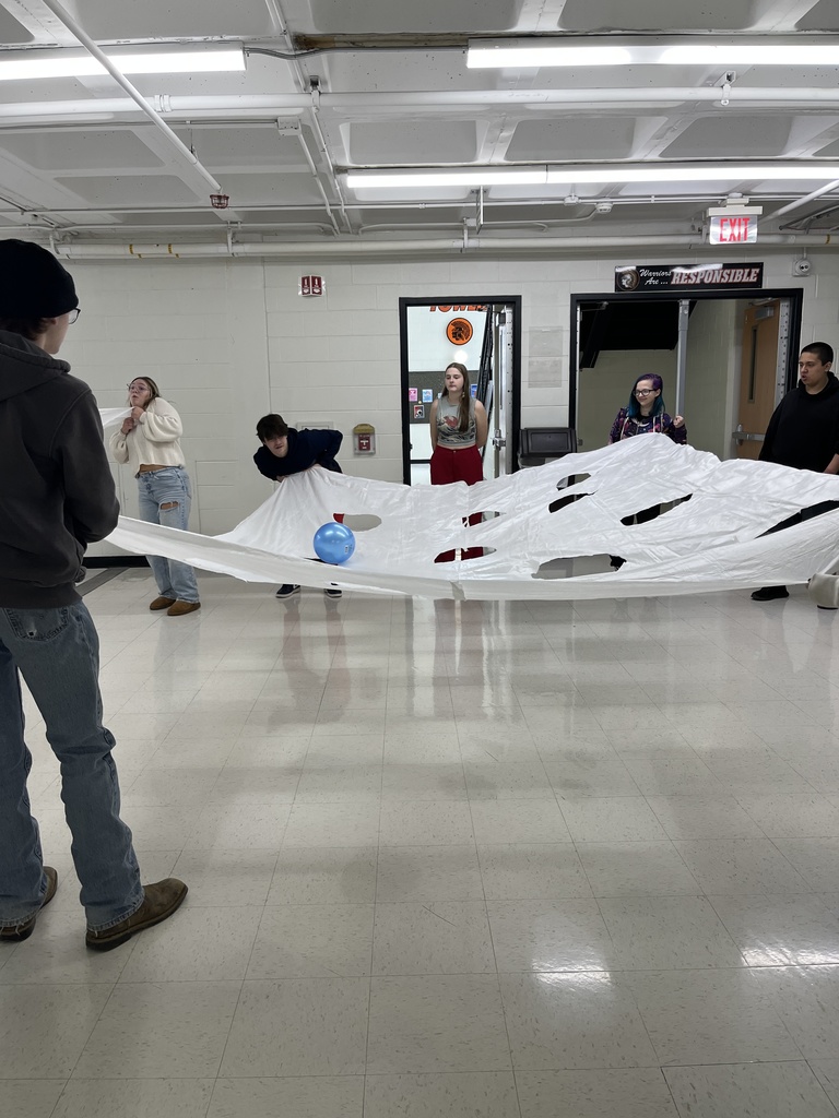 AVID11 students working on an activity that reinforces the importance of teamwork