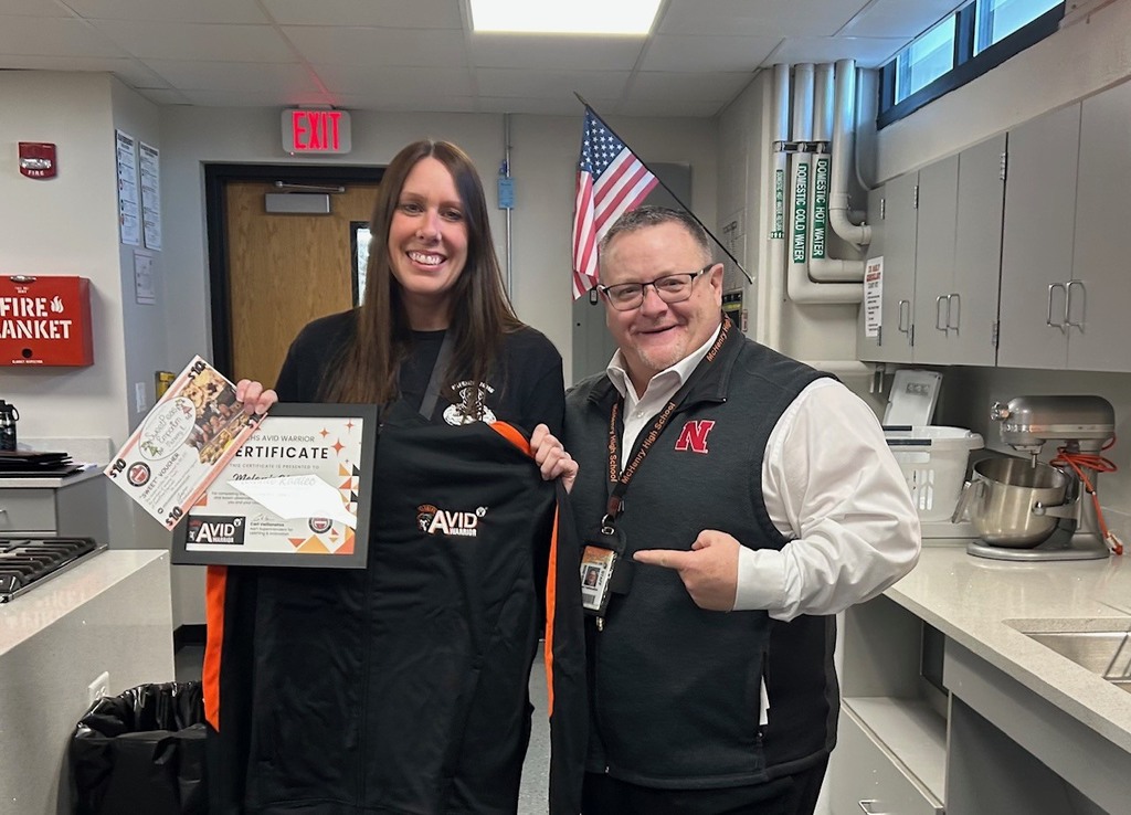 Carl Vallianatos with Melanie Kadlec and certificate