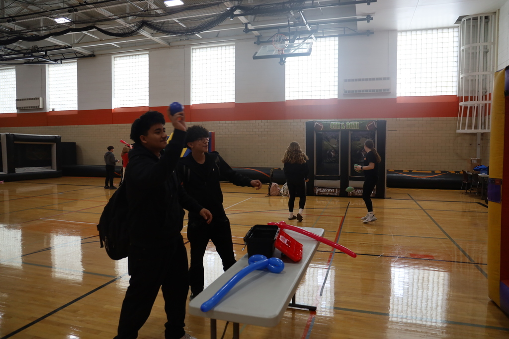 Studnets throwing a ball