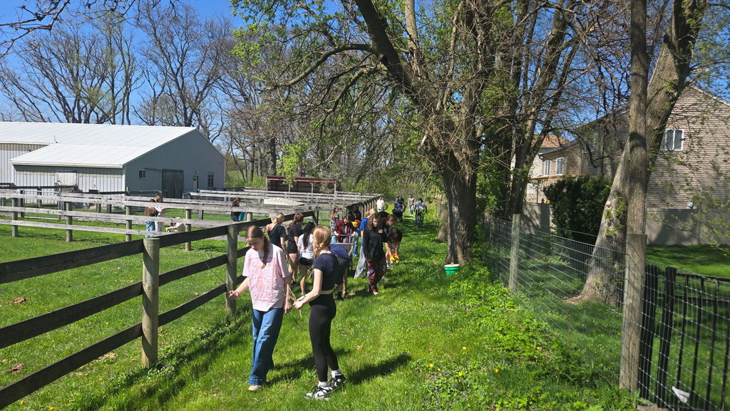 Studnets walking around the farm 
