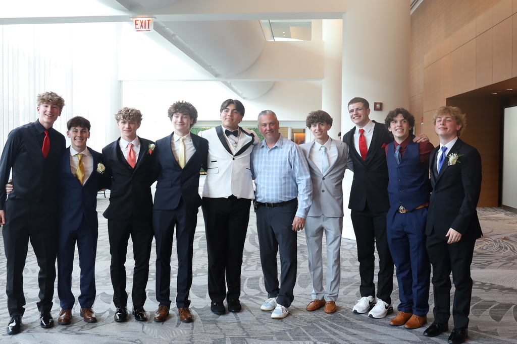 Eight students posing with Officer Rick