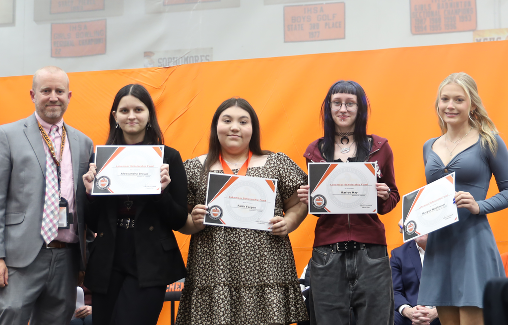 Four students with principal for the Lakemoor Scholarship fund