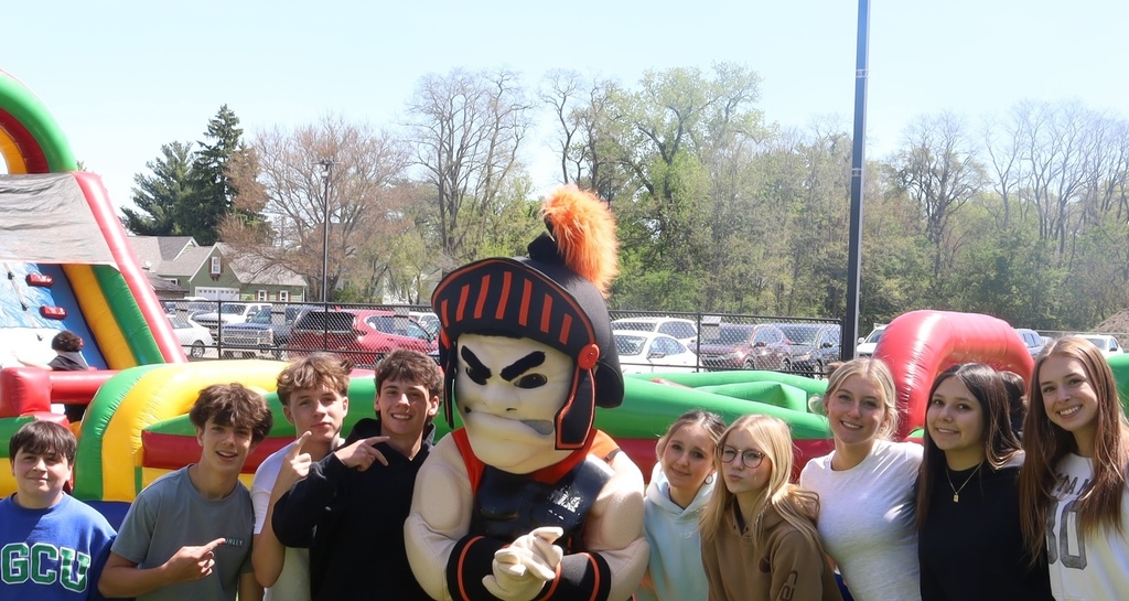 9 students posing with Leonidas