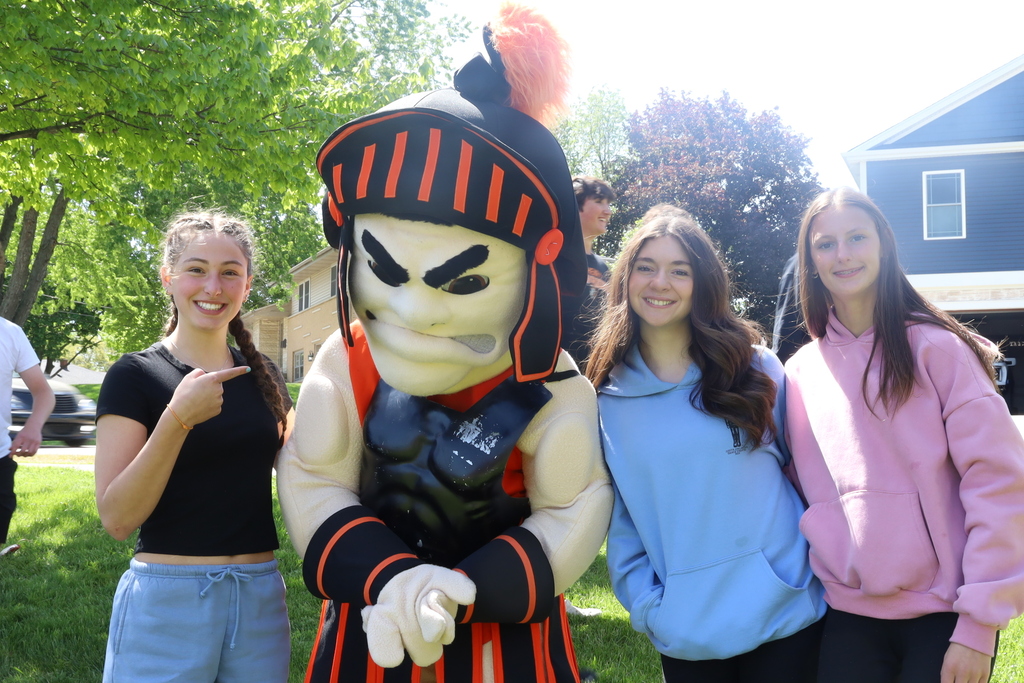 Three students posing with Leonidas
