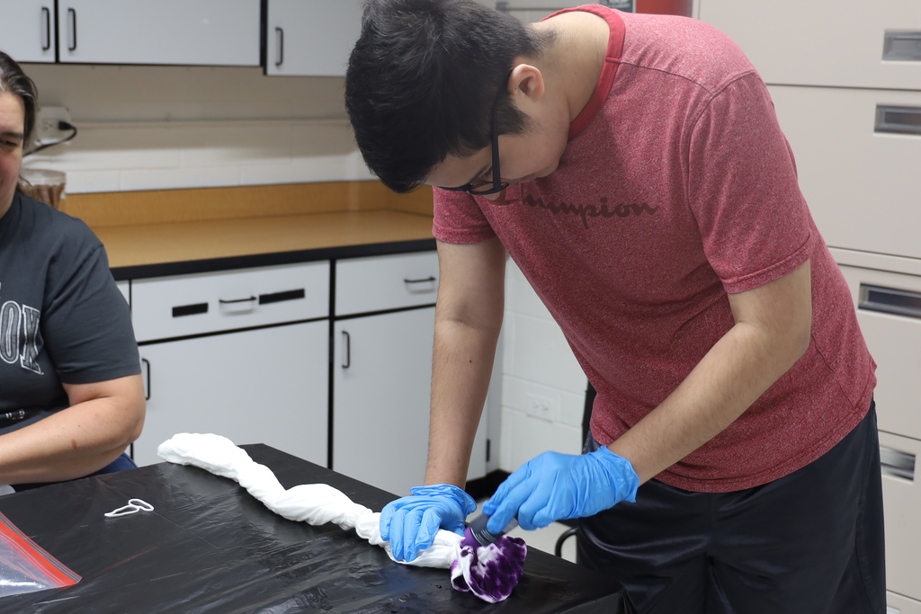 Student tie-dying