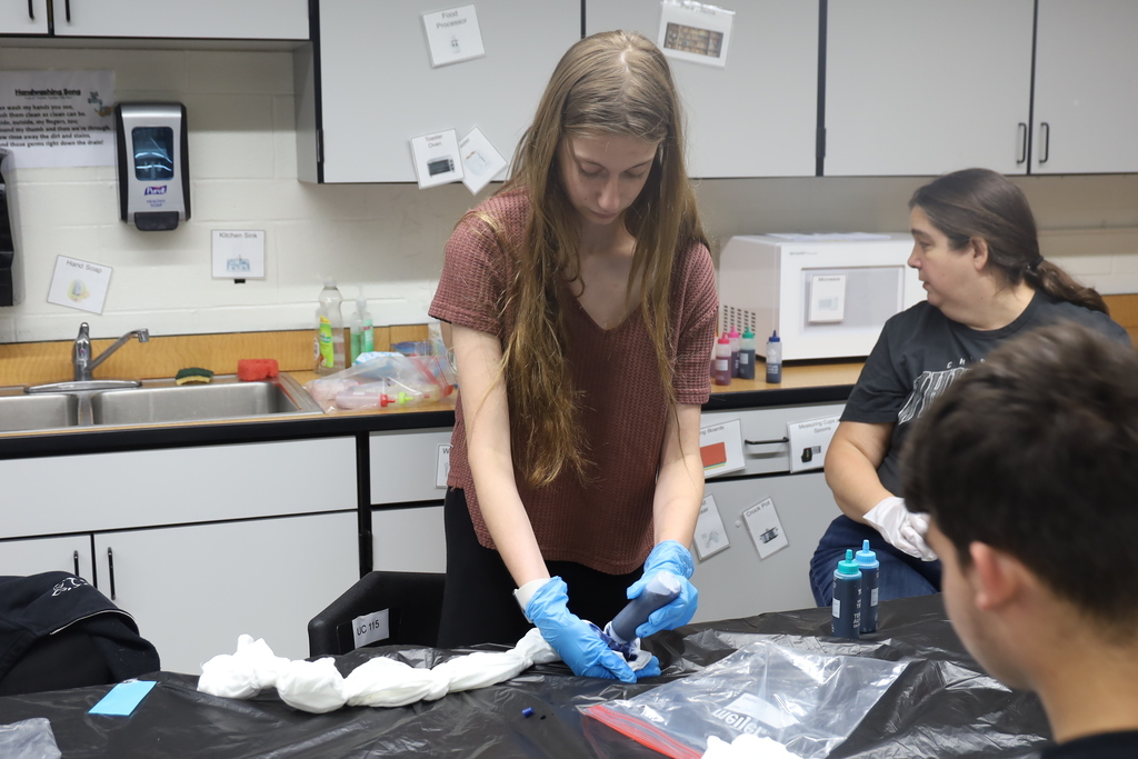 Student tie-dying