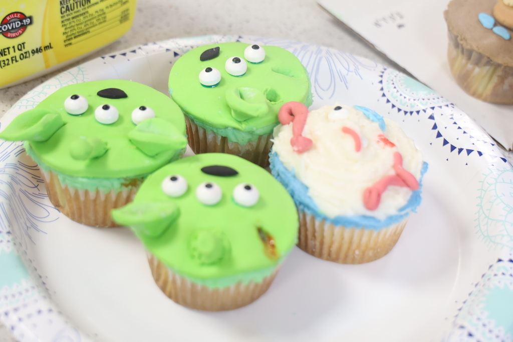 Alien and Forky cupcakes 