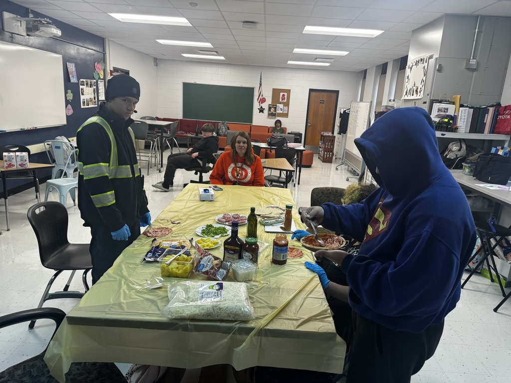 Students making pizzas