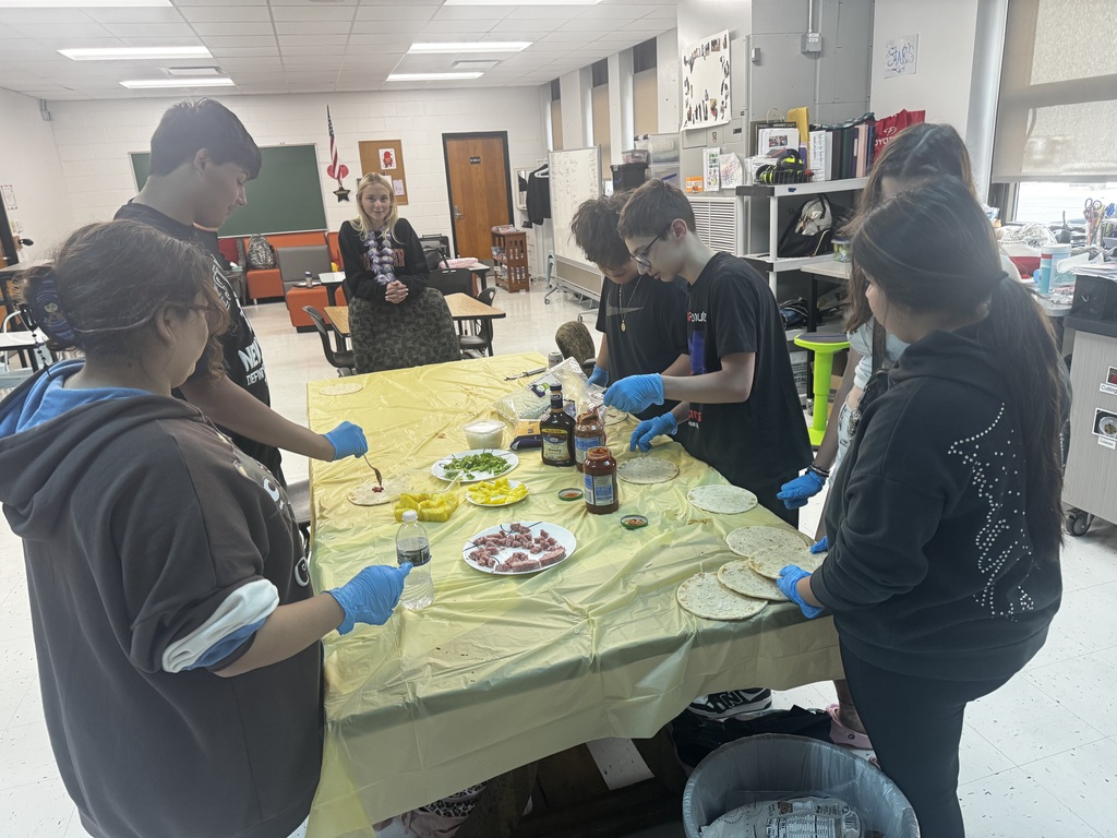 Students making pizzas