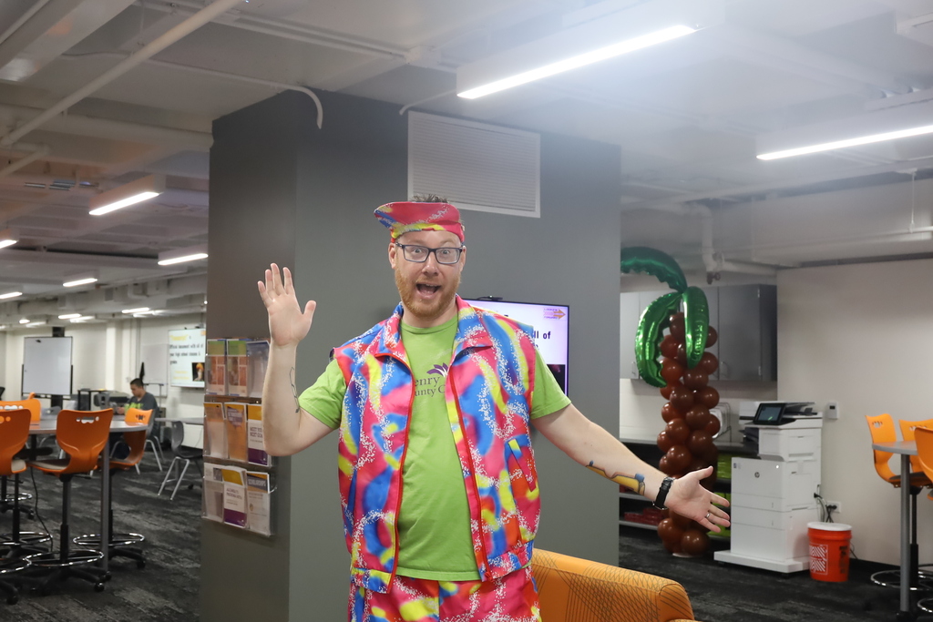 Menke in neon outfit