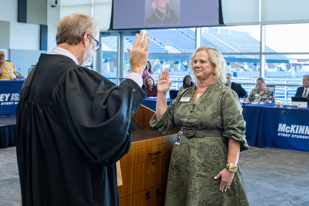 Jennifer Gray taking the oath of office