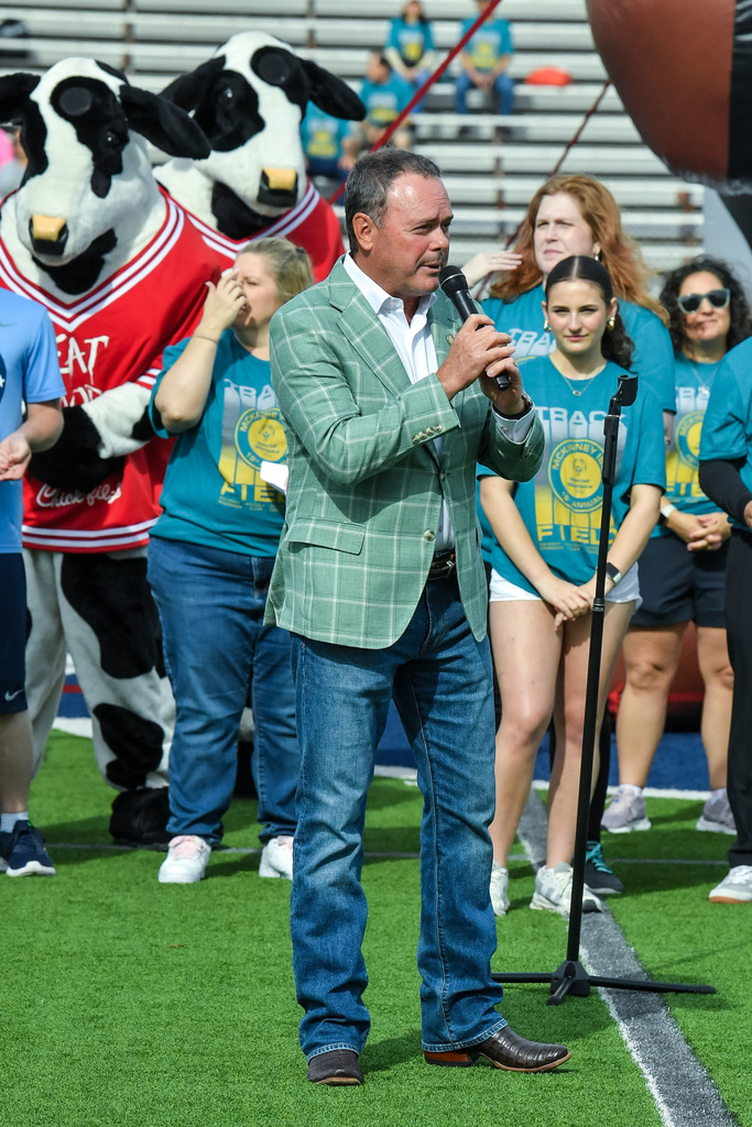 Mayor Bill Cox speaking on microphone before the event