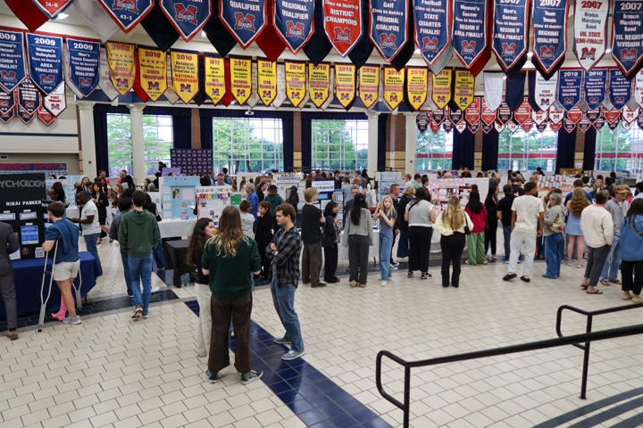 parents and students attend ISM final presentation night 