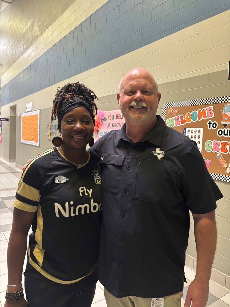 shawn pratt takes a photo with valley creek principal dr. ebonee king 