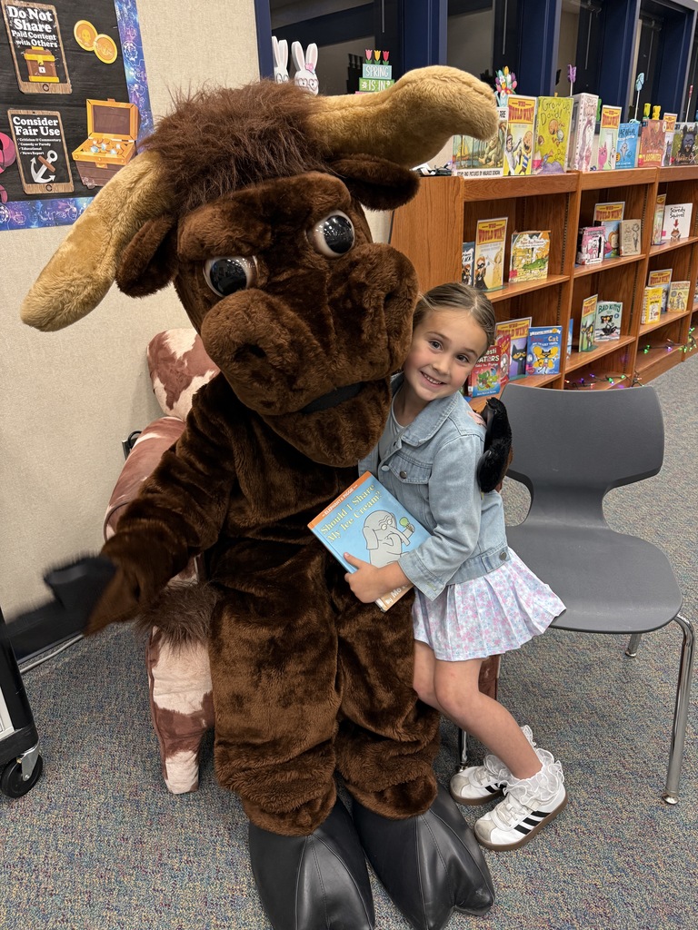 A student hugging Lucky the Longhorn!