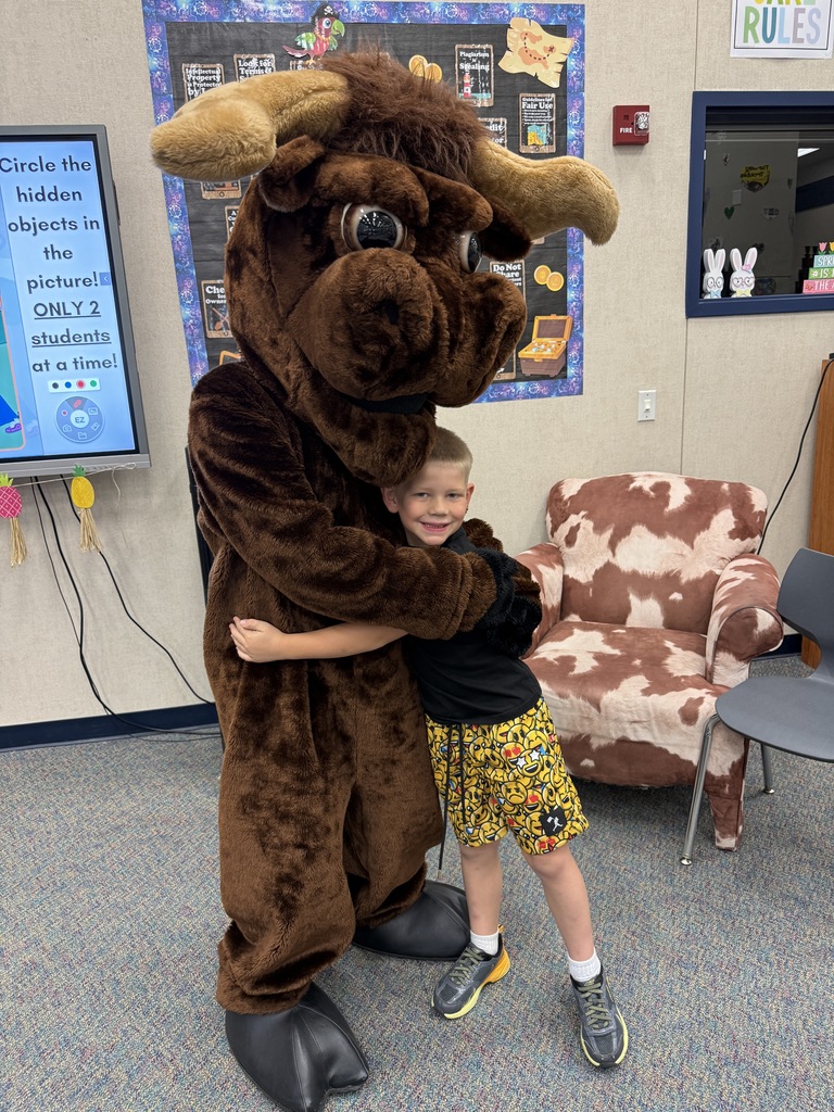 A student hugging Lucky the Longhorn!