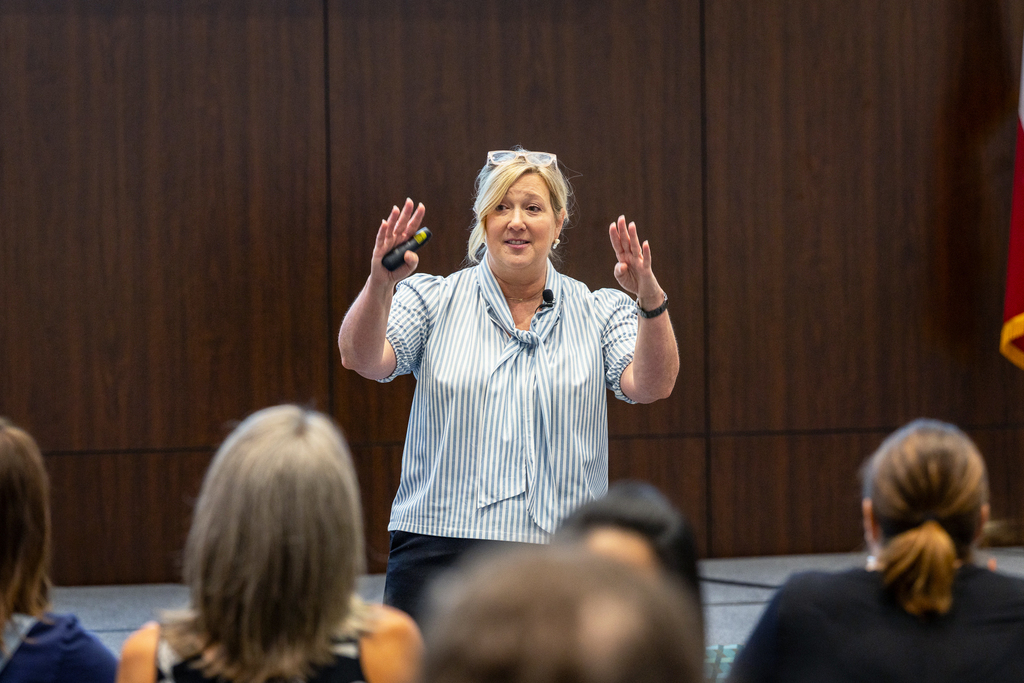 Paula Maeker speaking