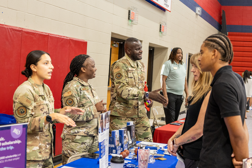 students meet with representatives from the army